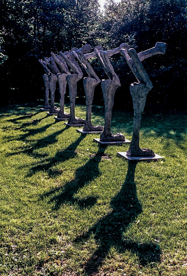 rzeźba figuralna z jedną nogą