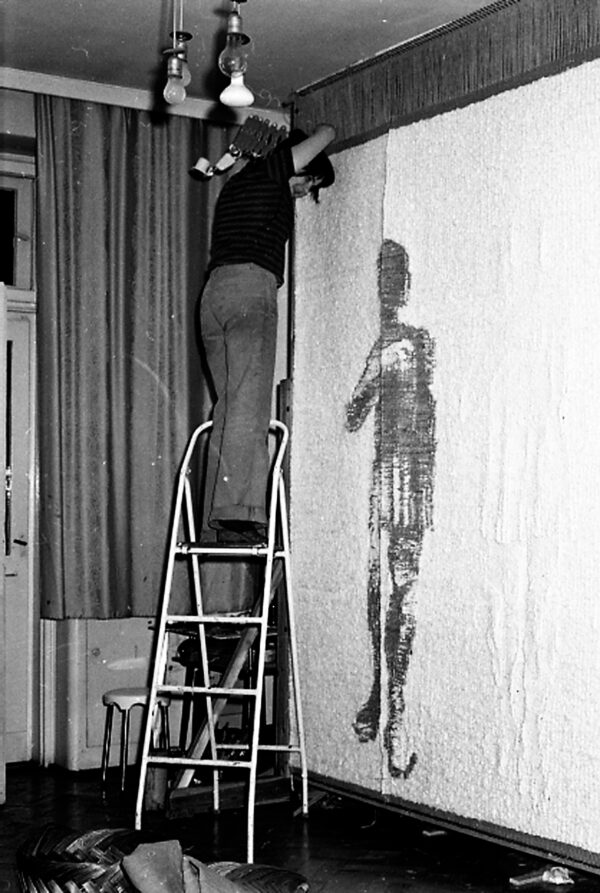 Artystka tkająca tapiserię