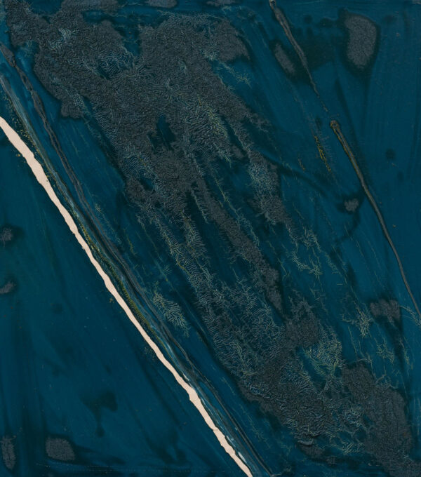 Obraz abstrakcyjny, fakturalny, ciemnoniebieski z diagonalną, białą linią