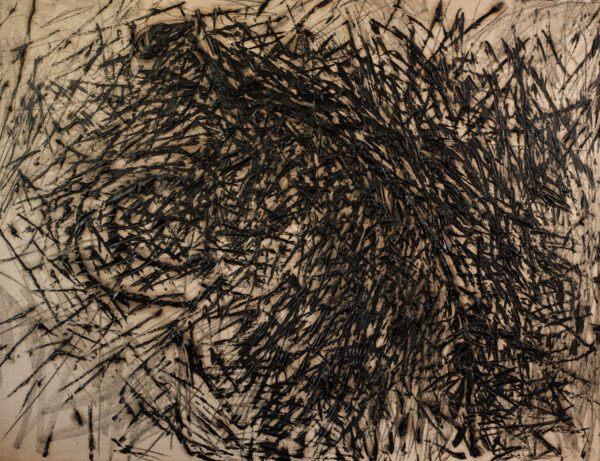 Obraz abstrakcjny z czarnych kresek na surowym płótnie