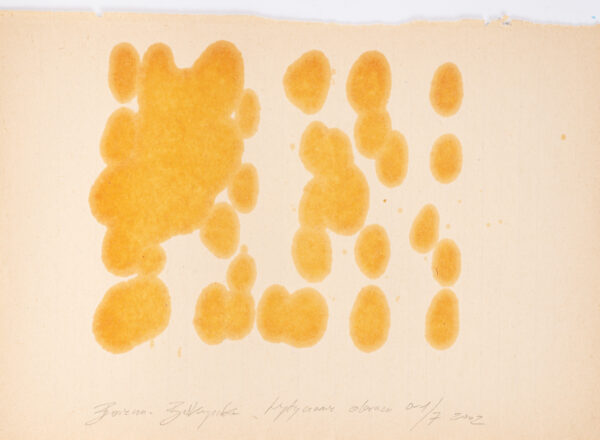 Papier pokryty olejnymi plamkami