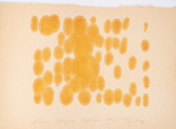 Papier pokryty olejnymi plamkami