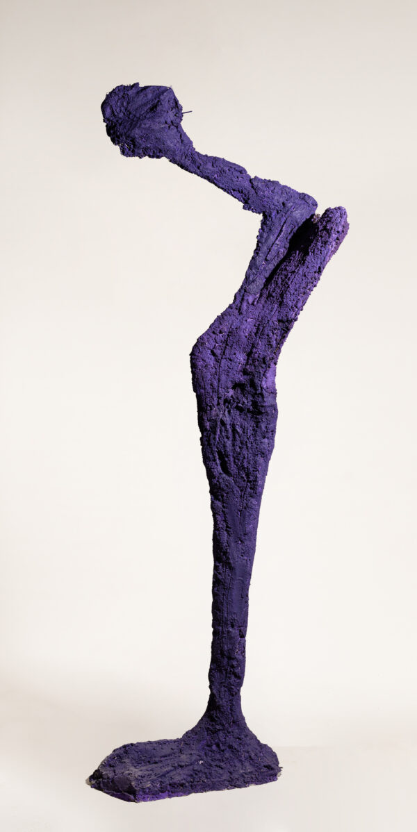 Rzeźba figury na jednej nodze, fioletowa