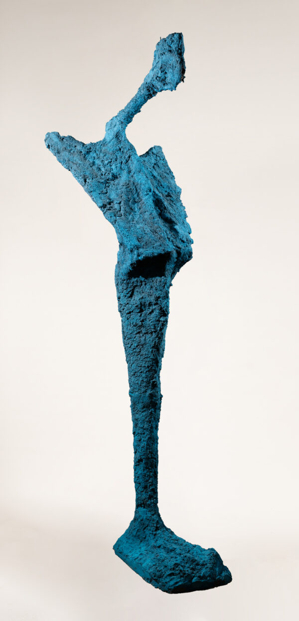 Rzeźba figury na jednej nodze, turkusowa